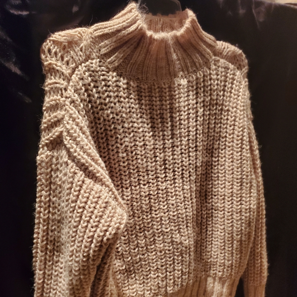 Medium Universal thread sweater mauve , good condition
